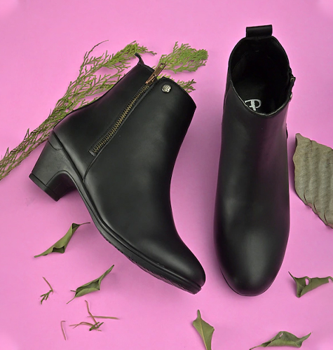 Women Black Solid Heeled Boots